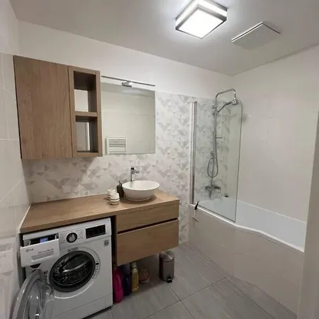 Apartmán Kmetova So Sukromnym Parkovanim Zdarma, 5 Min Peso Do Centra